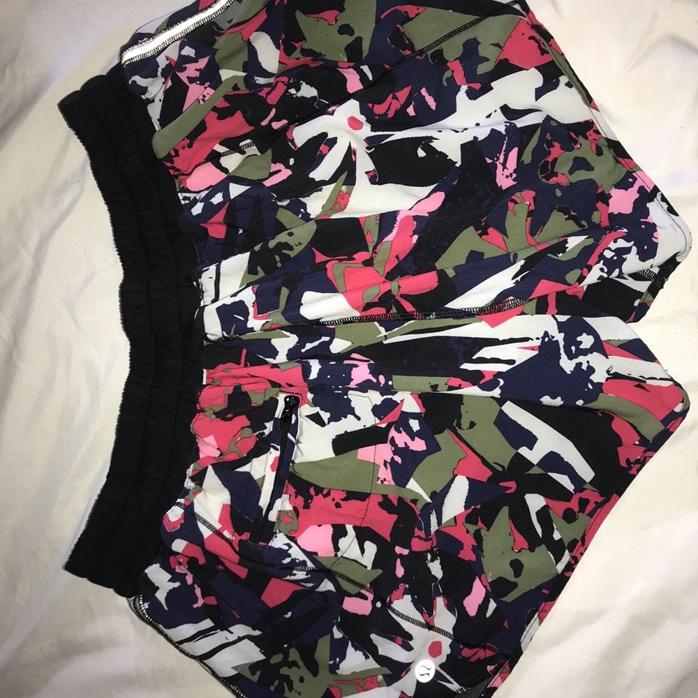 lululemon hotty hot shorts 2.5”